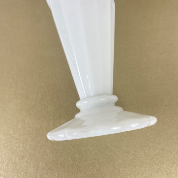 Vintage Milk Glass Bud Vase Pressed Glass Trumpet Scallop Top - Picture 7 of 9